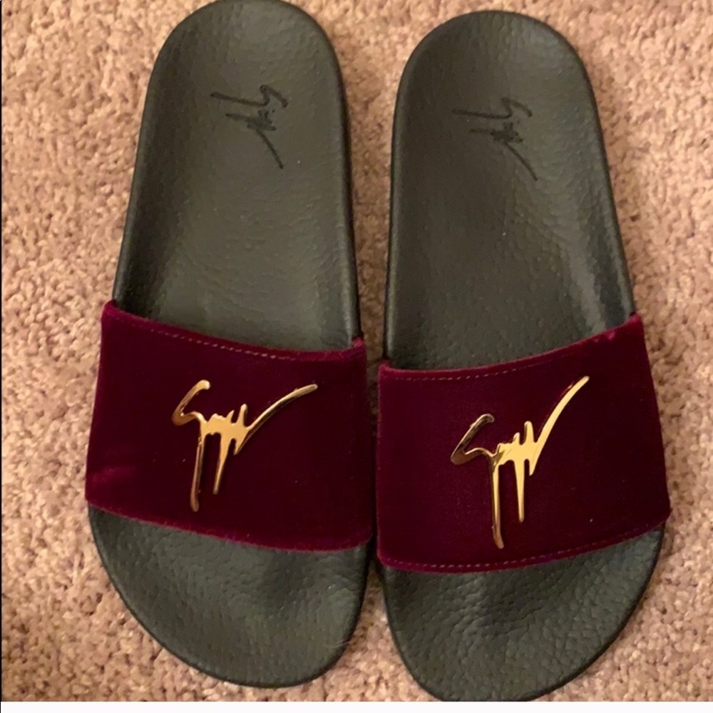 Authentic Giuseppe zanotti slides comes with box